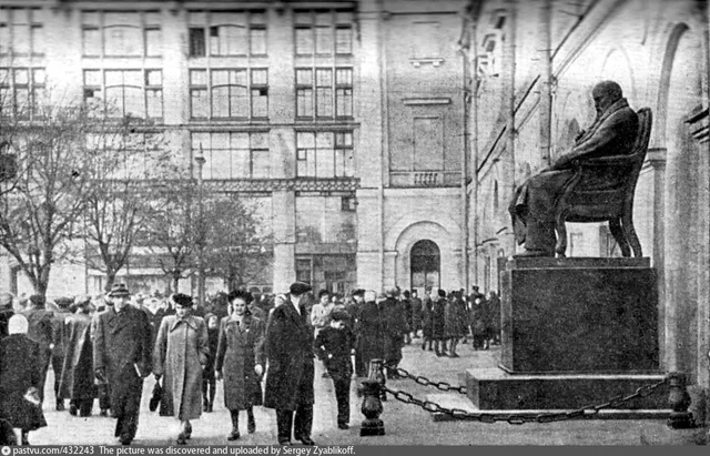 Памятник А.Н.Островскому у стен Малого театра
