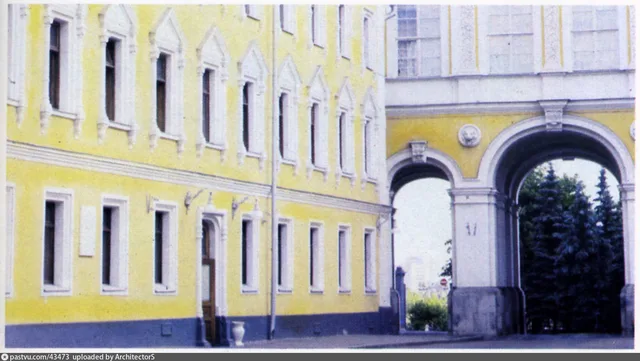 У ворот Зимнего сада в Кремле. Коммунистическая (Комендантская, Александровская) улица