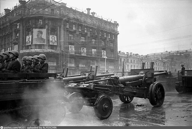 Парад победы 24 июня 1945г. Тяжелая артиллерия у въезда на Красную площадь