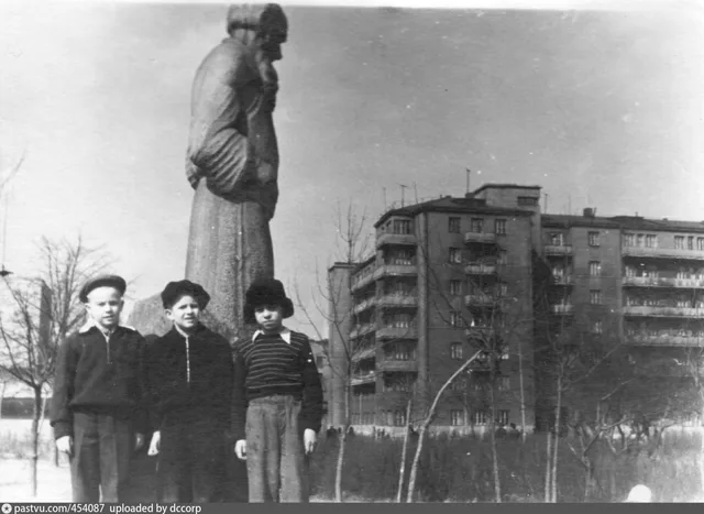 Памятник Льву Толстому