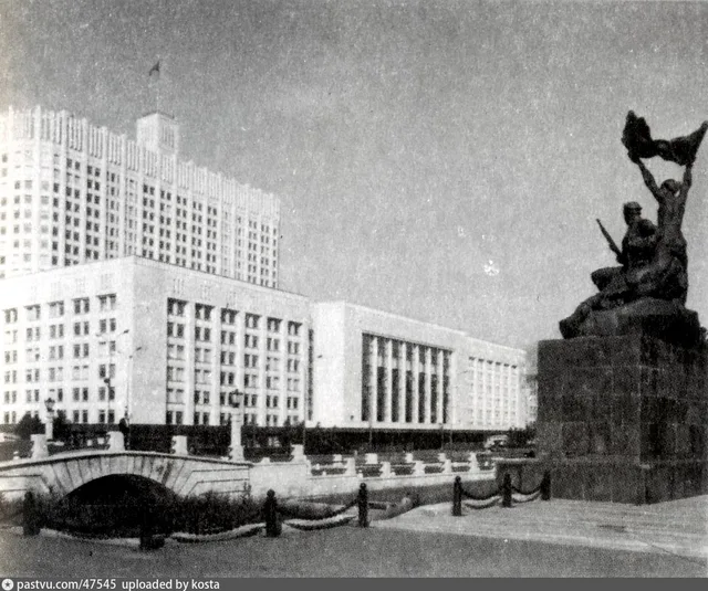 Дом Советов РСФСР, мост имени 1905 года (бывший Горбатый) и памятник дружинникам Пресни