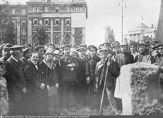 Установка первого камня памятника Карлу Марксу 1 мая 1920 года