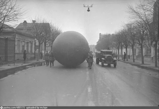 Газгольдер для наполнения аэростатов на Большой Ордынке 1 ноября 1941