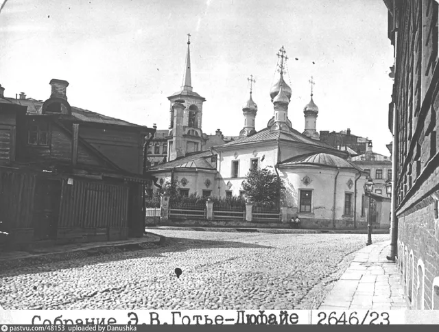 Церковь Воскресения Христова на Остоженке. Вид из Зачатьевского 1-го переулка