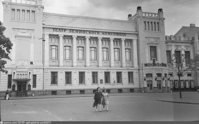 Улица Чехова (М.Дмитровка), театр "Ленком", бывш. Купеческий клуб