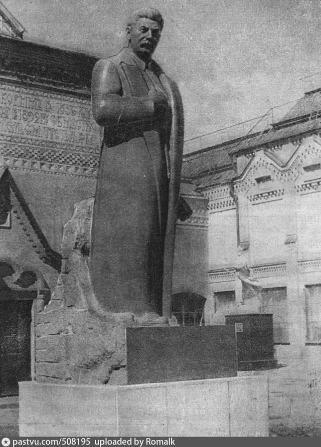Памятник И.В. Сталину перед входом в Государственную Третьяковскую галерею