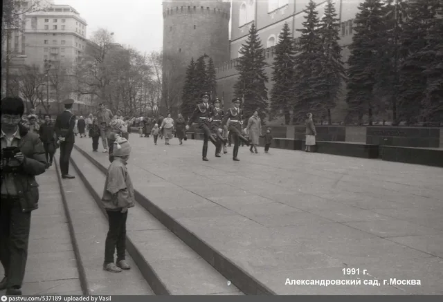 У Могилы Неизвестного солдата. Александровский сад. Москва