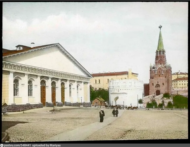 Сапожковая площадь, Манеж и башни Кремля
