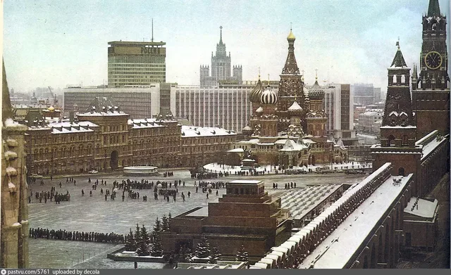 Вид на ГУМ, мавзолей Ленина, гостиницу «Россия» и собор Василия Блаженного