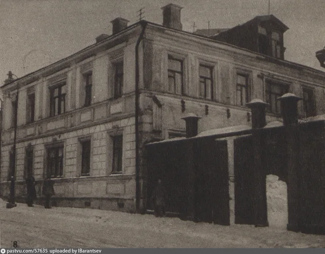 Дом Маяковского в переулке Маяковского (Гендриков переулок), в котором поэт жил с 1926 по 1930 год.