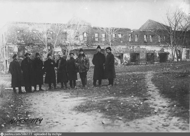 Участники восстания 1905 года возле руин фабрики Н. П. Шмита