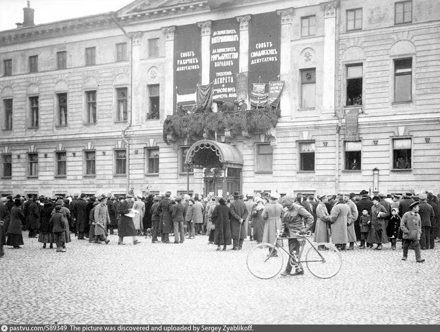 1-е Мая 1917-го у здания Моссовета