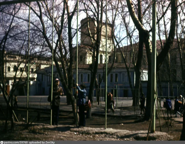 Двор школы №32 в Хилковом переулке