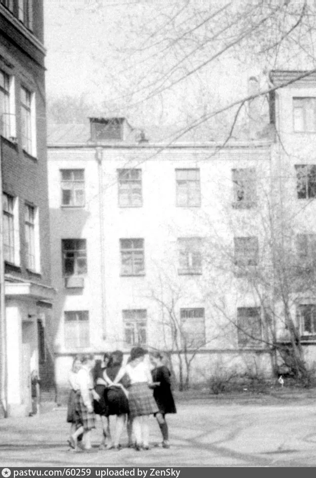Двор школы №32 в Хилковом переулке