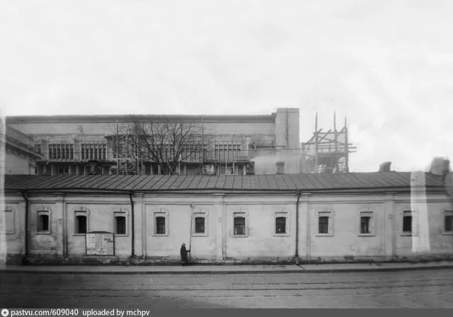 Улица Герцена, 7. Ограда Никитского монастыря и подстанция метрополитена в процессе строительства
