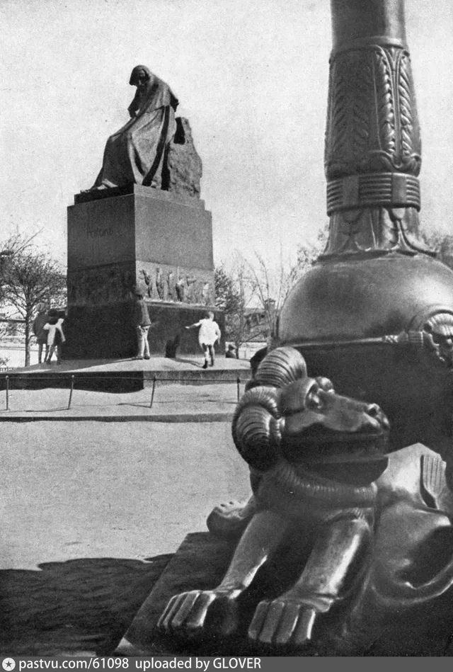 Памятник Гоголю