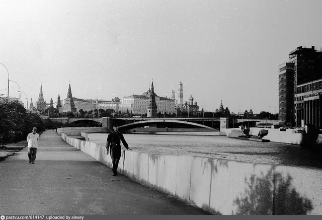Фотография Кремля с Кропоткинской (ныне Пречистенской) набережной