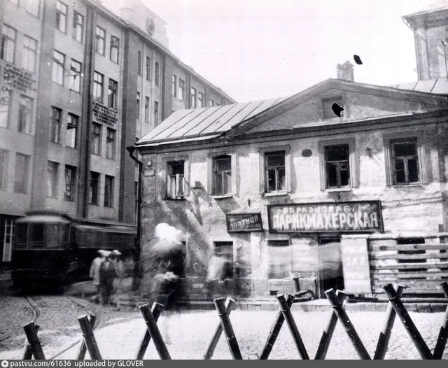 У Варварских ворот.