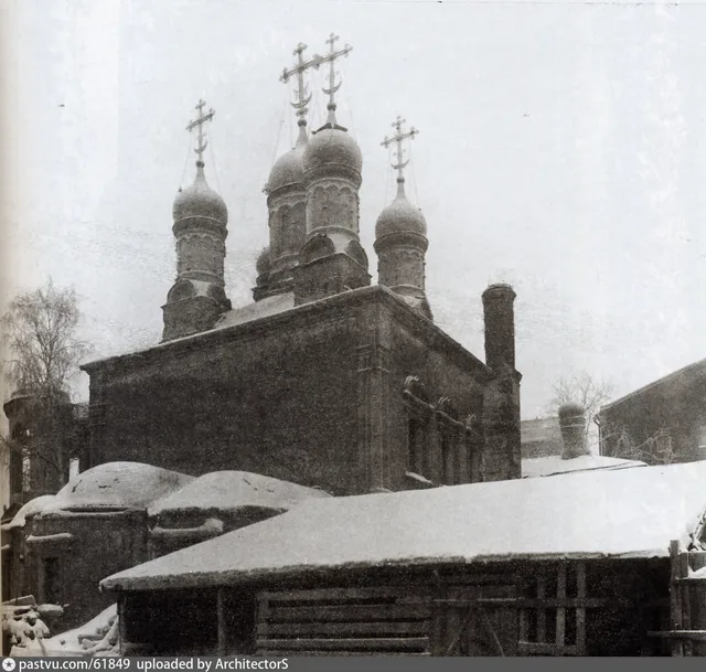 Глинищи. Зимний двор у храма св. Алексия