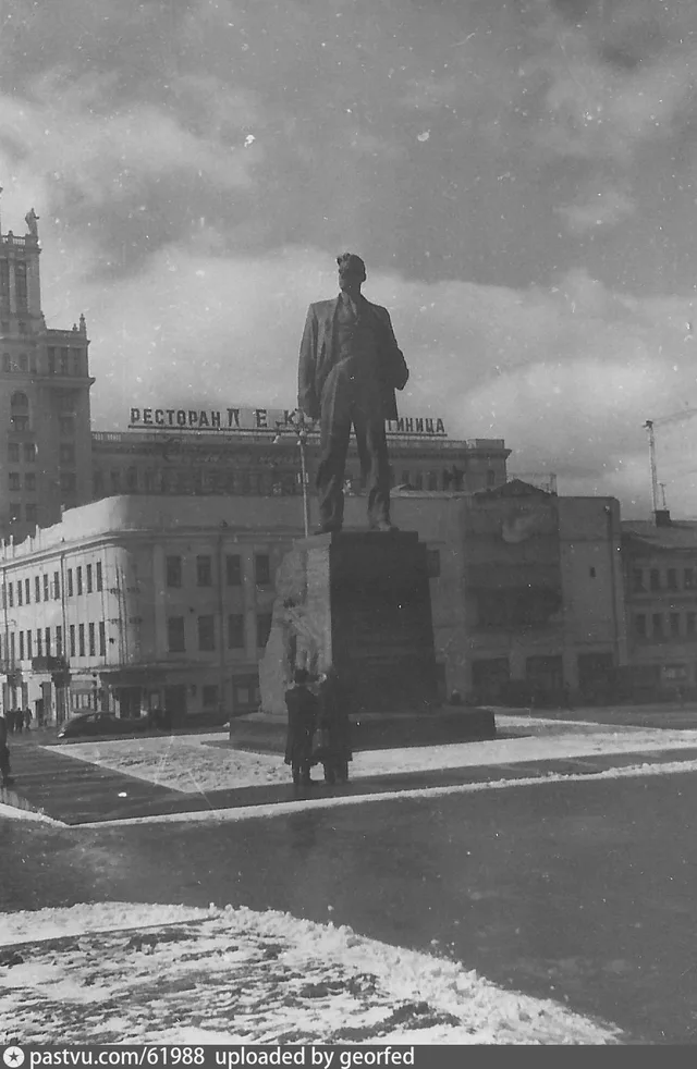 Триумфальная Площадь, памятник Маяковскому