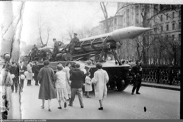 2К6 (Луна) на московских улицах (парад 1мая 1960 г) (1)