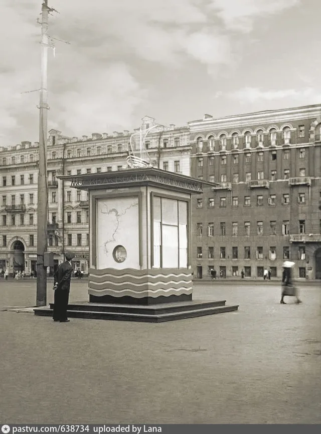 Пушкинская площадь. Информационный киоск "Москва-Волга"