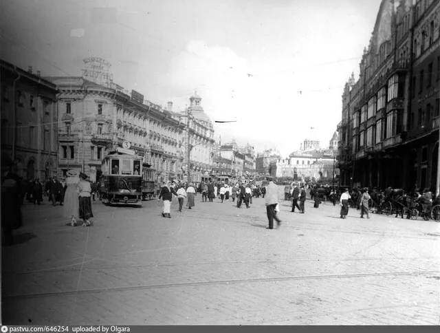 У гостиницы «Метрополь»