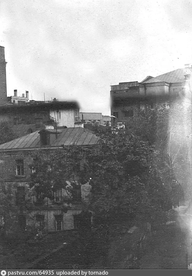 Двор дома № 10 по Большому Патриаршему переулку (ул. Адама Мицкевича)
