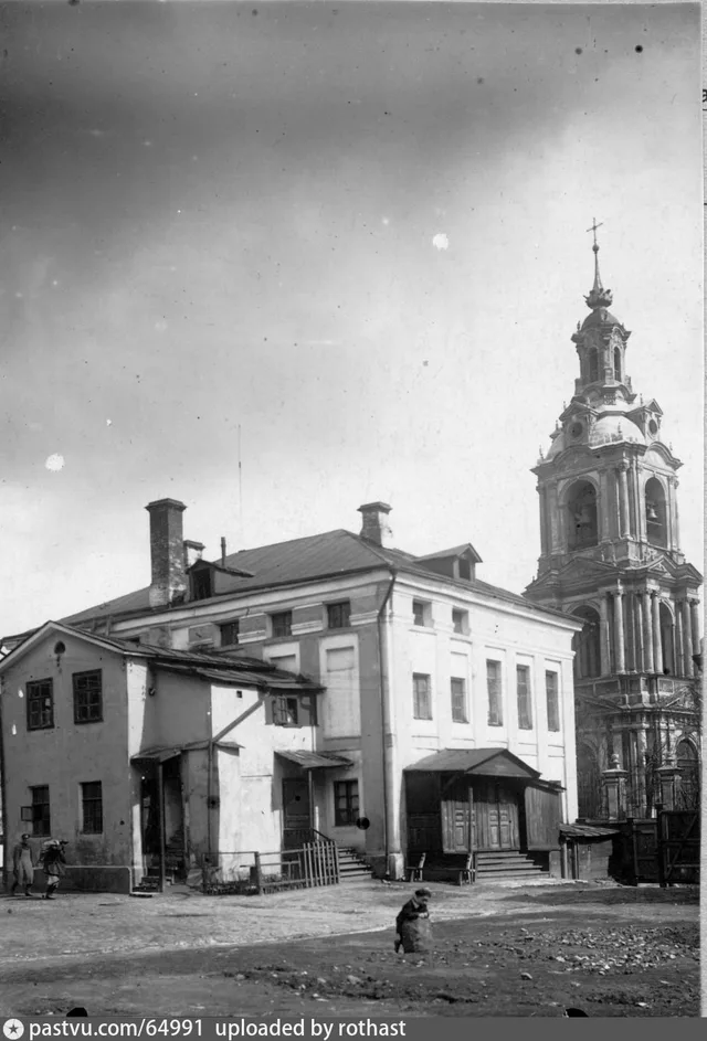 Вид на колокольню церкви Никиты Мученика на Старой Басманной