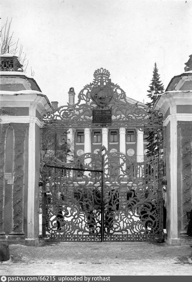 Ворота бывшей усадьбы Демидовых в Большом Толмачевском переулке