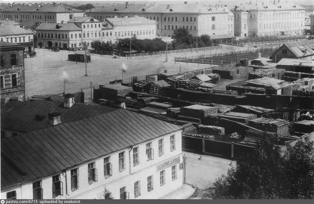 Вид на Спасские казармы от Панкратьевского переулка