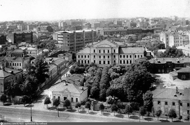 Вид с храма Христа Спасителя в сторону Большого Знаменского переулка