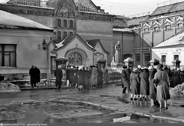 В Лаврушинском переулке