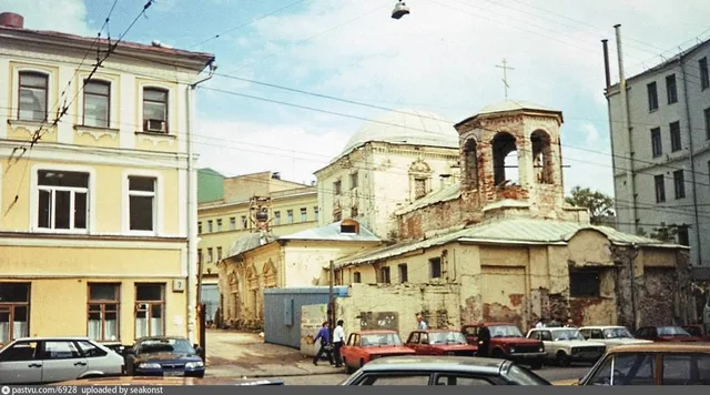 Лубянский проезд. Храм Георгия в Лучниках в начале реставрации