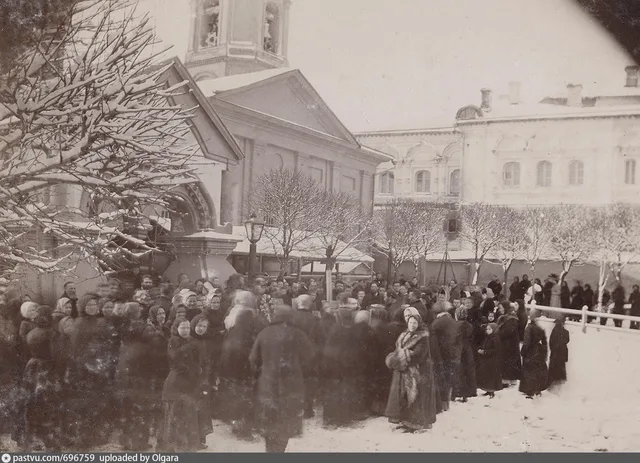 У церкви Св.Николая на Берсеневке
