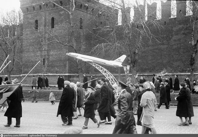 Демонстранты у Петровской башни
