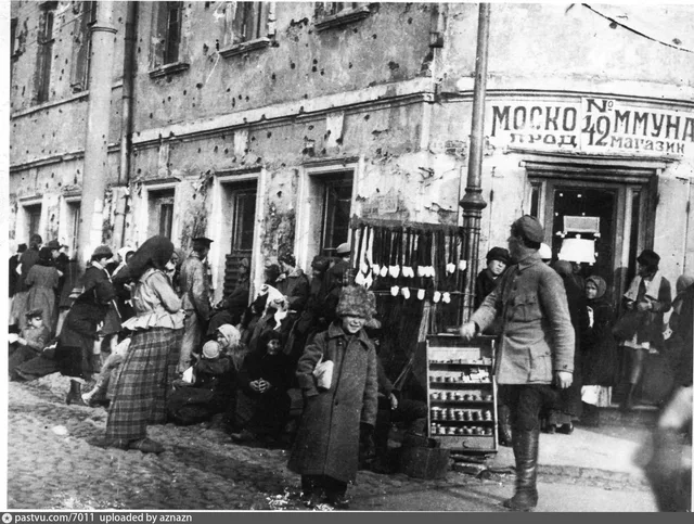 Очередь за продуктами на углу Никитской улицы и Тверского бульвара
