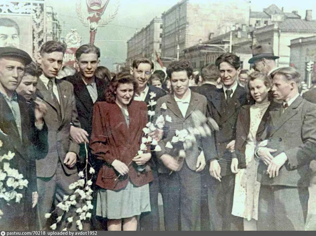 Улица Горького. Сотрудники НИОПиК на первомайской демонстрации