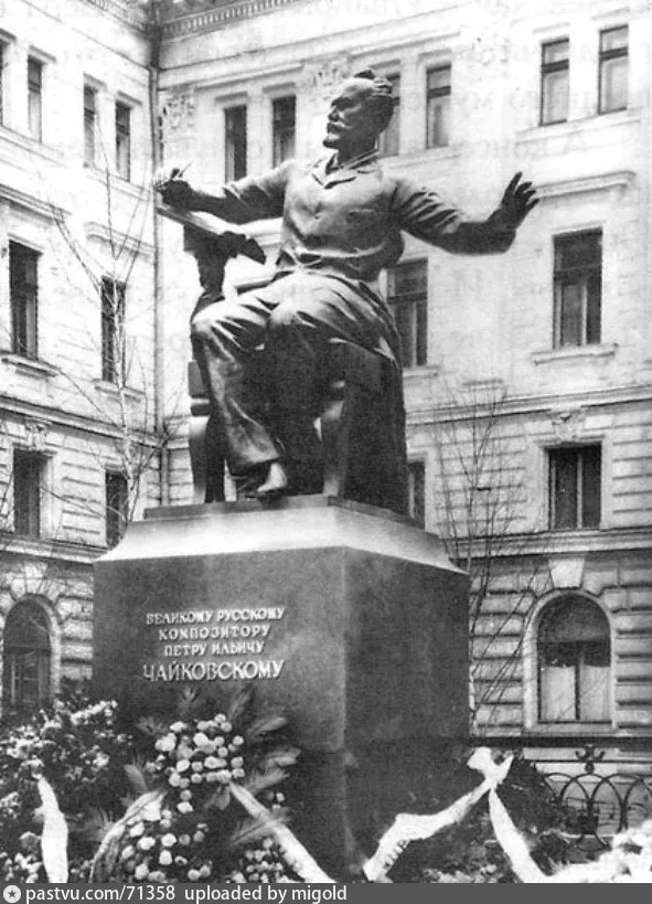 Памятник П.И.Чайковскому