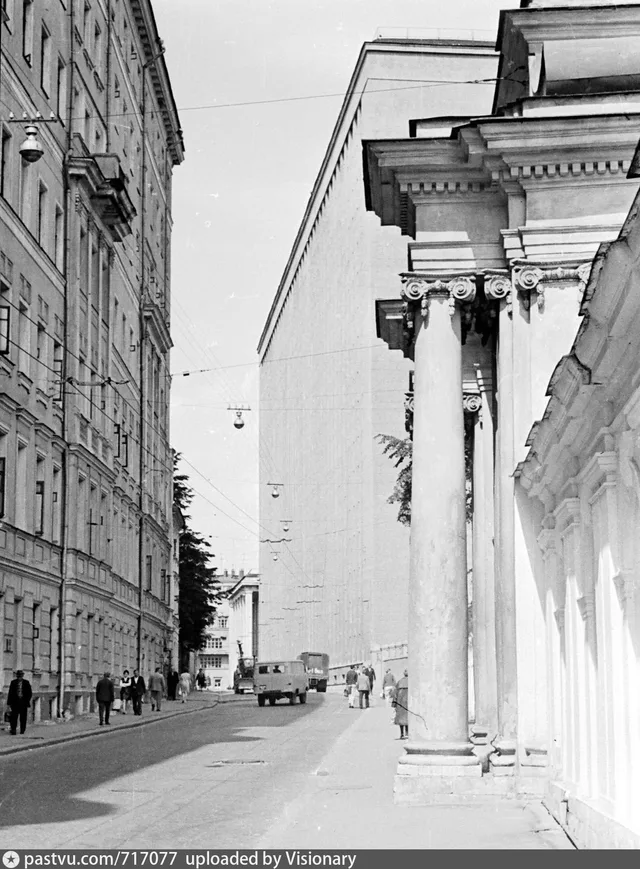 Улица Маркса и Энгельса у ворот дома Пашкова