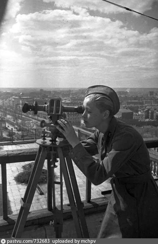 Большой Гнездниковский переулок, 10. Зенитчица-наблюдатель на крыше дома Нирнзее