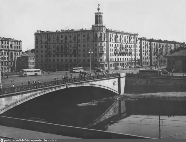 Малый Каменный мост и новые дома на Большой Полянке
