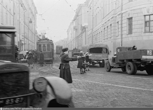 Регулировщица на улице Москвы