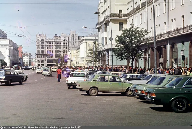 Площадь Революции. Автостоянка у гостиницы «Метрополь». Мест нет