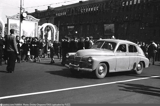 Пушкинская площадь. Празднование 800-летия Москвы. Автомобиль-легенда – ГАЗ-М20 «Победа»