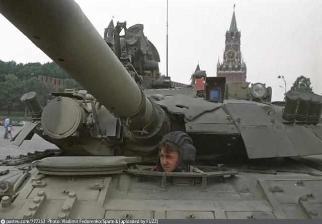 Красная площадь (с 1995 года Васильевский спуск). Время московское