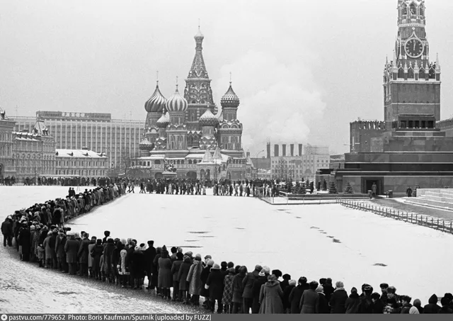 Красная площадь. Очередь у Мавзолея зимою и летом течет