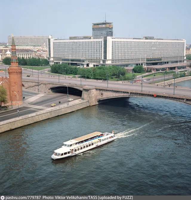Вид на Большой Москворецкий мост и гостиницу «Россия»