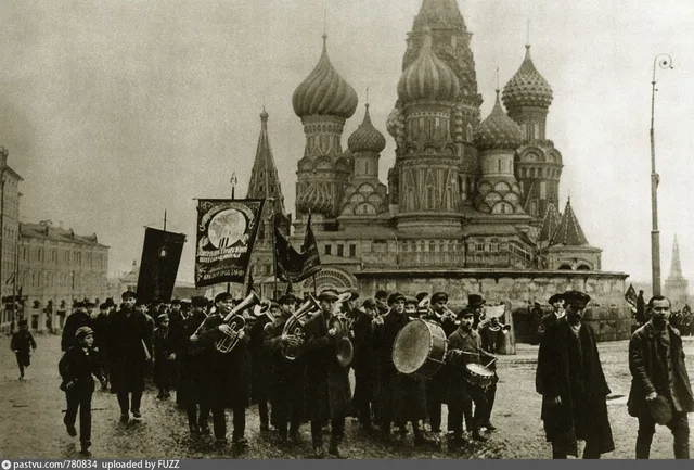 Красная площадь. Пролетарский оркестр. Марш, марш вперед, рабочий народ