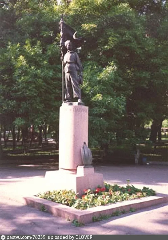 Памятник Павлику Морозову в детском парке на Дружиниковской улице .